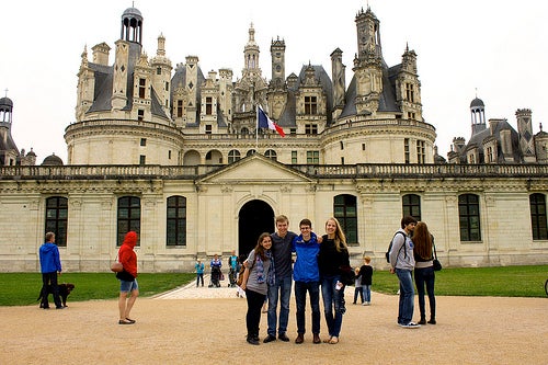 Yalies in front of Chateau de Chambord.