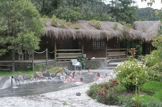A hot spring crowded with students.