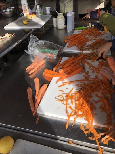 kids preparing carrots